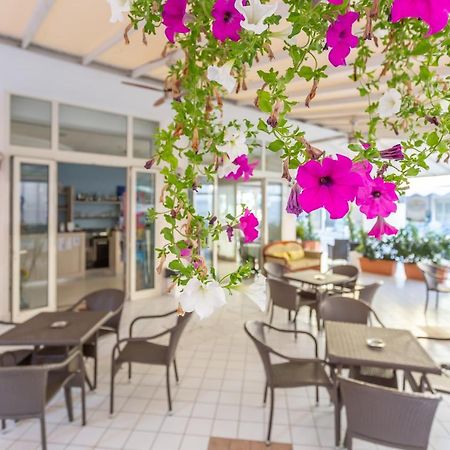 Hotel Valparaiso Rimini Kültér fotó