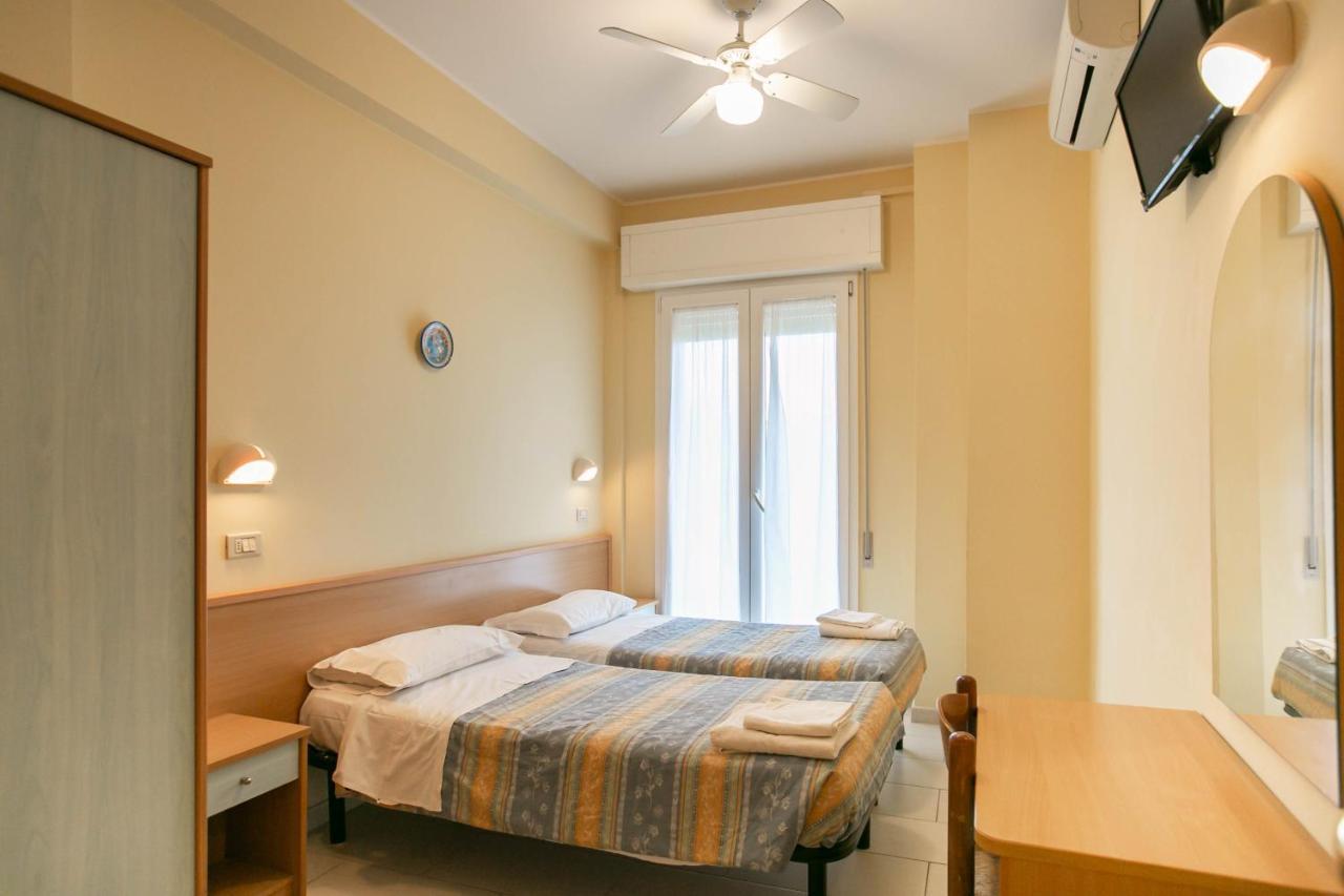 Hotel Valparaiso Rimini Kültér fotó