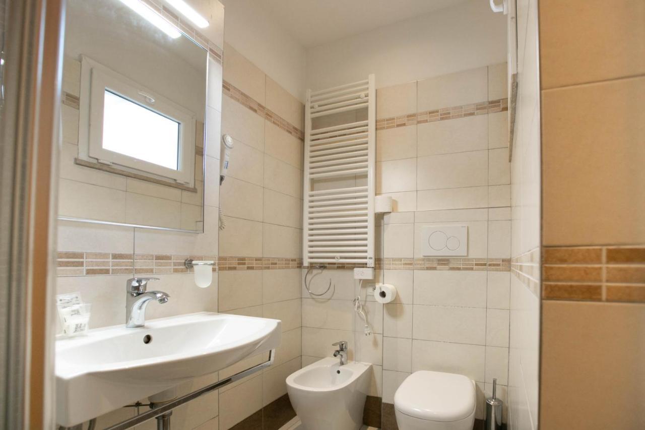 Hotel Valparaiso Rimini Kültér fotó