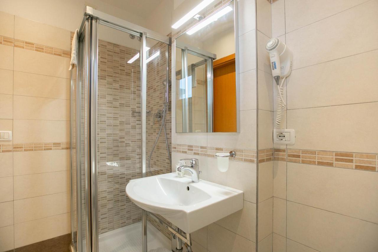 Hotel Valparaiso Rimini Kültér fotó