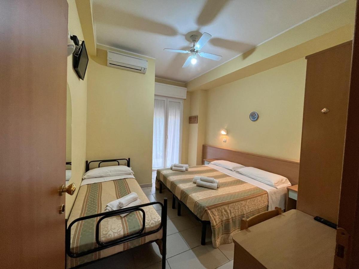 Hotel Valparaiso Rimini Kültér fotó