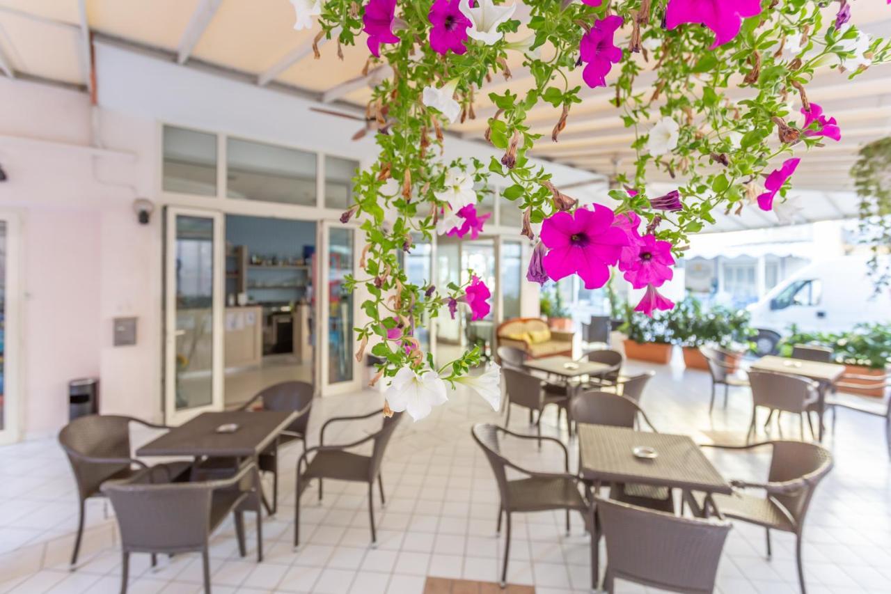 Hotel Valparaiso Rimini Kültér fotó
