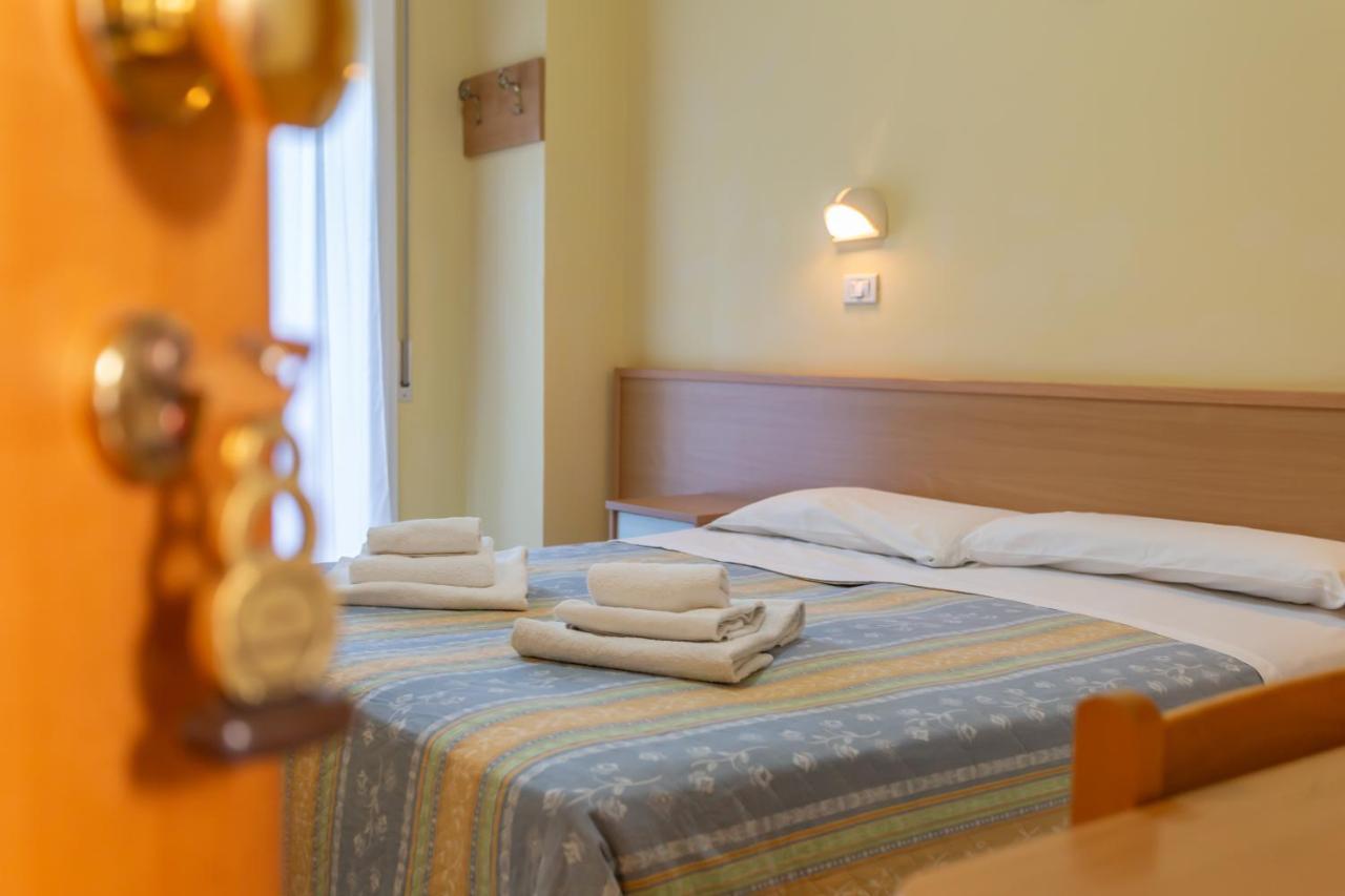 Hotel Valparaiso Rimini Kültér fotó